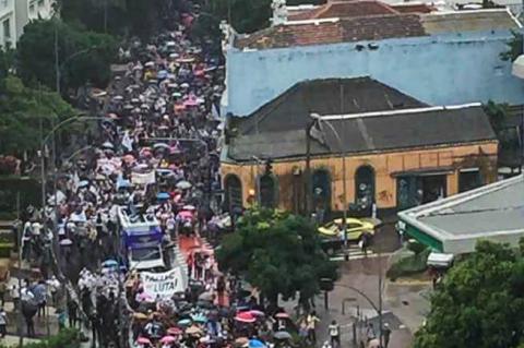 Fonte foto: Página do Facebook "Pezão abandonou minha escola"